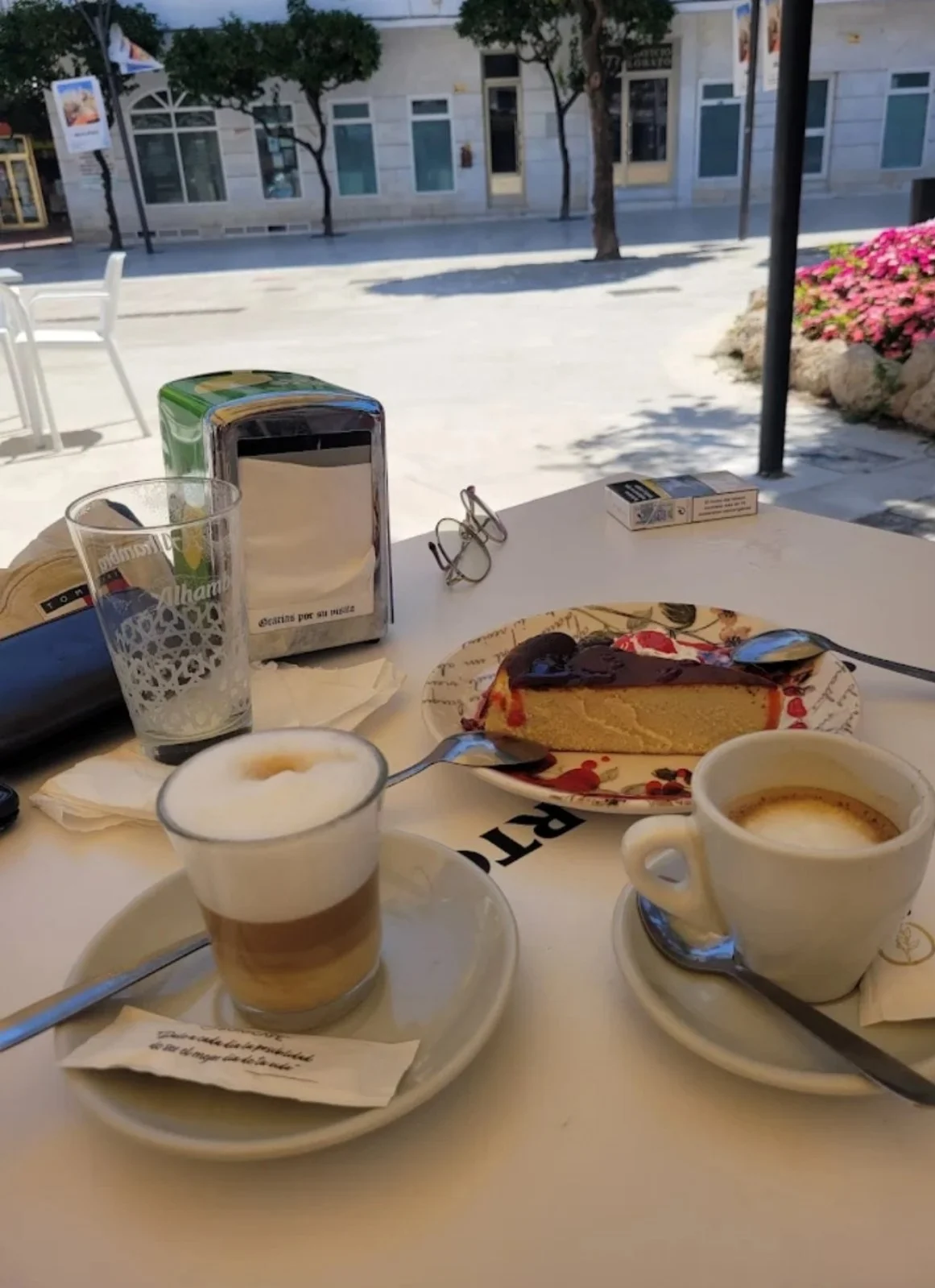 Café y una porción de tarta de queso en la terraza