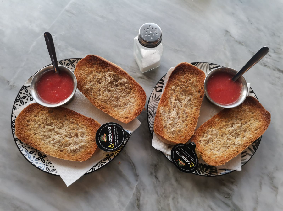 Tostadas, tomate y aceite de oliva