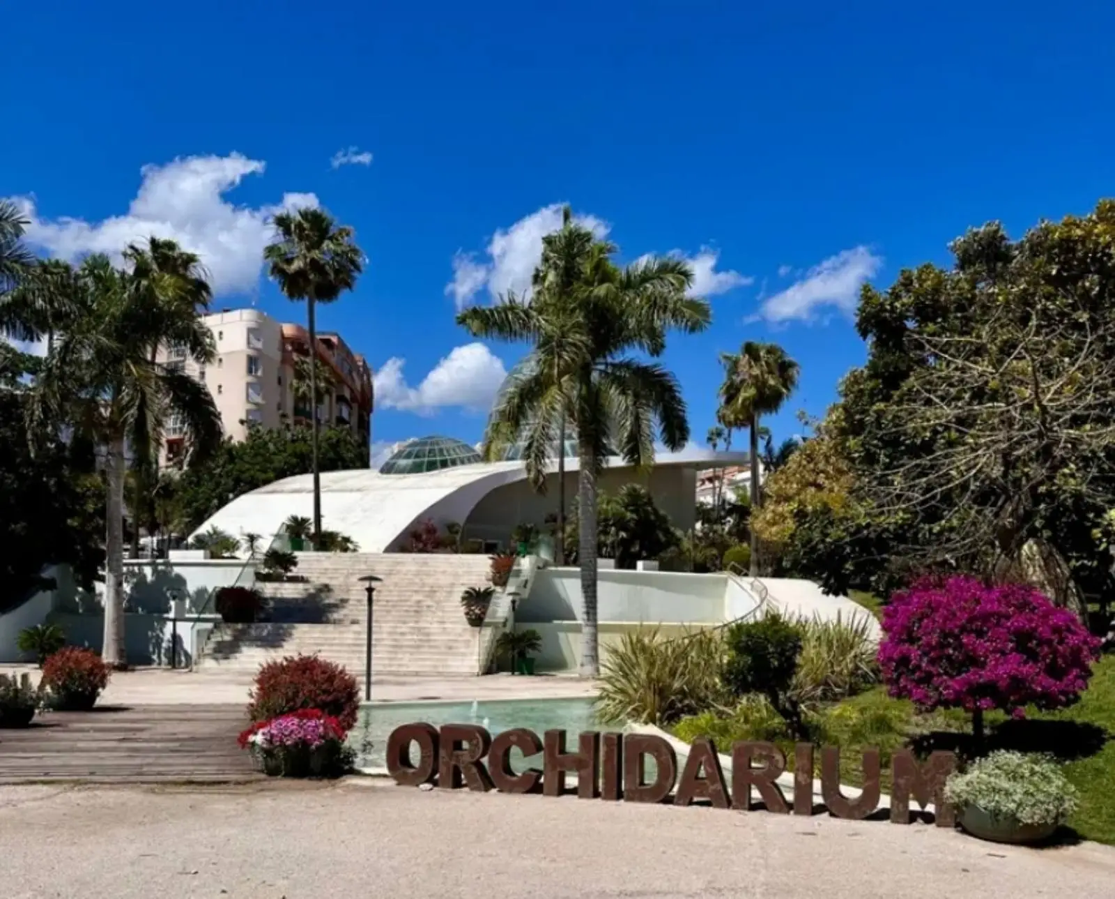 Orquidario de Estepona con sus jardines y cúpulas